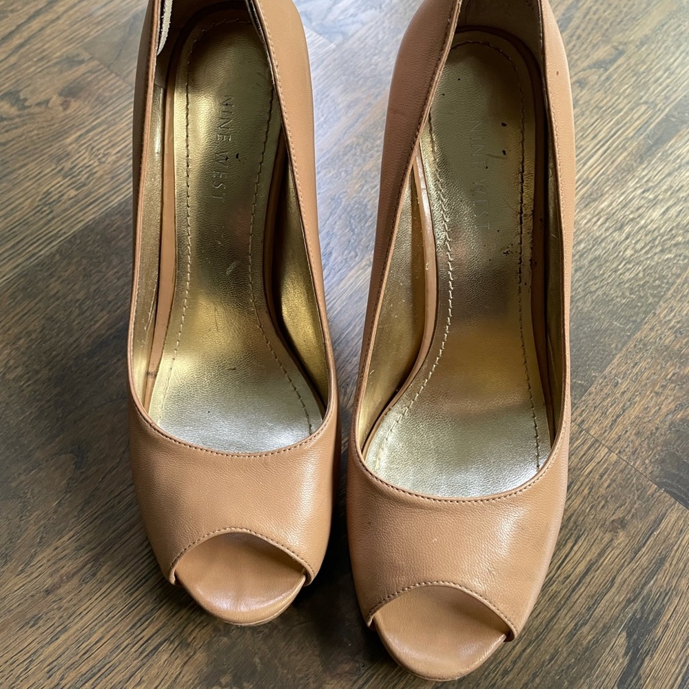 Nine West Peep toes in tan (size 6.5)